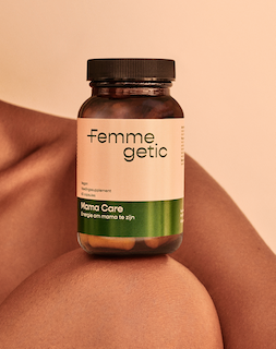 Een foto van het Mama Care supplement van Femmegetic. Het supplement ligt op een knie en je ziet een blote schouder van een vrouw. Het is een zacht beeld dat past bij het doel van de vitamines voor moeder, namelijk het ondersteunen van de mama in de tropenjaren, zodat de energie heeft om mama te zijn.
